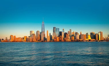 Manhattan 'da New York silueti. New York şehrinin silueti. New York şehir merkezi panoraması. New York ikonik simgesi. Günbatımında Manhattan ile NYC