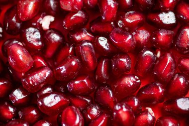 Nar tohumları makro doku. Kırmızı yakut nar kemerleri yakın çekim deseni. Nar kaplamalı arka plan. Tasarım için nar tohumları ayrıntıları