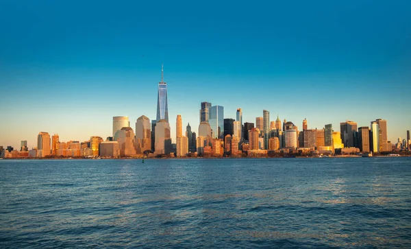 Manhattan 'da New York silueti. New York şehrinin silueti. New York şehir merkezi panoraması. New York ikonik simgesi. Günbatımında Manhattan ile NYC