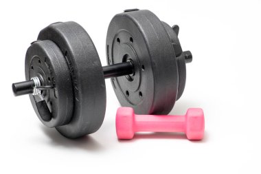 Küçük dambıl ve beyaz arka planda büyük dambıl. Ağır siyah büyük halterler ve hafif küçük halterler. Küçük ve güçlü kaslar için bir dambıl. Daha fazla kaldırmaya çalışıyorum. Spor dambılları ekipmanı