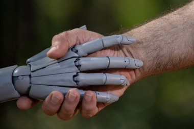 Robot ve insan elleri el sıkışma fonunda. İnsan özenli robot eller. Robot eller insan bağlantısında. Robot destekli insan elleri