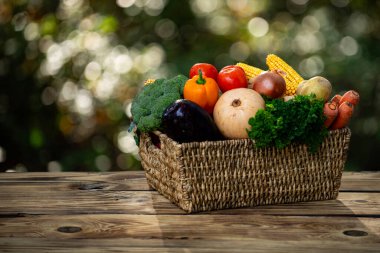 Tahta masadaki sebzeleri toplayın. Kırsal alanda sebze hasat et. Doğal dokularla sebze hasat et. Taze besin için sebze toplayın