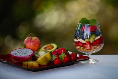 Meyve kokteyli gurme kahvaltısı için uygun. Meyve kokteyli meyve katmanlarını karıştırır. Meyve kokteyli doğal tatlılık katar. Meyve kokteyli diyet dengesini destekler