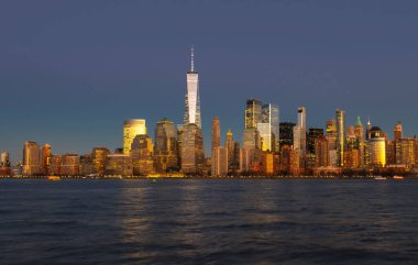 New York şehri. Şehir merkezindeki New York silueti. New York şehir simgesi. New York Panorama silueti. Gece vakti Manhattan 'la NYC