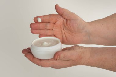 Yaşlanmış ellerdeki kırışıklıklar kırışıklıkları gösteriyor. Kremalı yaşlı cilt. Yaşlanmış cilt bakımı. Yaşlanmış deri dokusu. Kremalı yaşlı kadın elleri. Son sınıf el kremi.