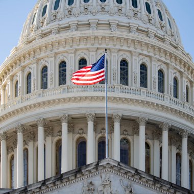 Kubbe 'nin yakınlarında Amerikan bayrağı taşıyan meclis binası. Klasik sütunlu Amerikan bayrağı başkentin yanında. Siyasi sembol olarak başkentte bayrak sallıyoruz. Ulusal arkaplan için Amerikan bayrağı taşıyan Capitol