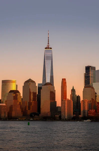 Günbatımında Manhattan 'la New York. New York Skyline şehri. New York tarihi silueti. New York panorama şehir manzarası. New York ikonu Manhattan