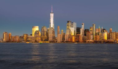 Geceleri Manhattan 'la NYC. New York Skyline şehri. New York ikonik manzarası. New York 'un simgelerinden biri. Manhattan 'daki New York şehri