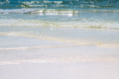 Dalgalı deniz. Köpüklü deniz. Yazın deniz kenarında. Huzurlu ufukta deniz