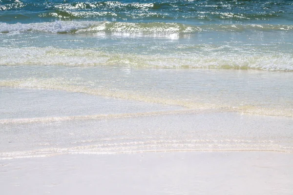 Dalgalı deniz. Köpüklü deniz. Yazın deniz kenarında. Huzurlu ufukta deniz