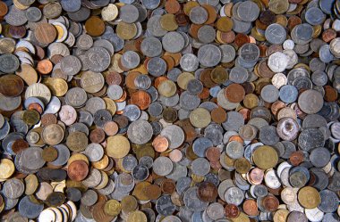 Bozuk para arka planında karışık yabancı bozukluklar var. Ekonomi illüstrasyonu için madeni para arka planı. Bozuk paralar uluslararası finansmanı gösteriyor. Parasal tasarım için para arkaplanı