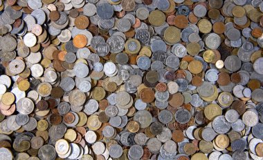 Bozuk para arka planında uluslararası madeni para karışımı. Para tasarımı için madeni para arka planı. Tasarruf ve değeri gösteren madeni paralar. Finansal illüstrasyon için bozuk para arka planı