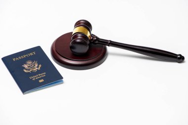 Yönetmelik uygulamasında vatandaşlığa geçiş. Göçmen bürosu kimlik tespitinde vatandaşlık kontrolü. Pasaportun vatandaşlığa kabulü. Göçmenlikte vatandaşlığa geçiş