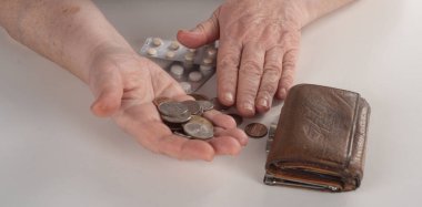 Yoksulluk ve emeklilik ekonomik krizi yansıtıyor. Yoksulluk ve emekli maaşı harcama gücünü kısıtlıyor. Yoksulluk ve emekli maaşı bakım erişimini etkiler. Yoksulluk ve emeklilik, yaşlılara yönelik zorlukları tanımlıyor