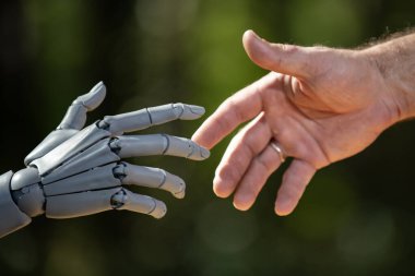 Robot ve insan eli makinelerin geleceği için. İnsan mühendisliği ile robot eller. Robot eller otomasyon robotlarına. Robot makineli insan elleri