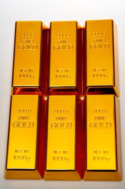 Altın bar stüdyo geçmişi. Metal altın desenli. Külçeler için altın renkli metal arka plan. Altın çubuk arkaplanı