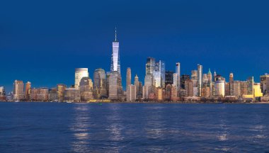 Geceleri Manhattan 'la NYC. New York 'un simgesi. New York Skyline şehri. New York ikonu Manhattan. New York Panorama silüeti