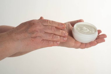 Cilt kremiyle yaşlanan ellerde kırışıklıklar. Olgun ellerde kremalı kırışıklıklar. Kırışıklıklar nemlendirici el kremi ile tedavi edilir. Yaşlanmış ellerde krem