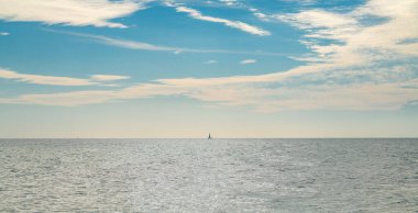 Sakin bir yaz havası olan deniz. Yumuşak bulutlu deniz. Deniz sakin sudur. Deniz sakin arkaplan