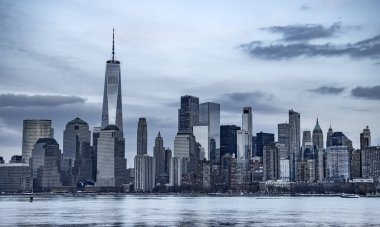 New York Hudson Nehri 'nde, Alacakaranlık' ta. New York Manhattan 'ın akşam manzarası. Gün batımında New York 'ta. Alacakaranlıkta New York panoramik şehir manzarası