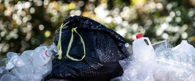Çöplerle dolu bir çöp torbası. Çanta ve çöp. Çöp torbası. Hava kirliliği torbası. Çevrede çöp ve kirlilik. Doğada çöp ve plastik. Geri dönüşüm ve eko için çöp