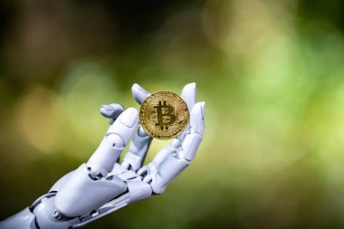 Bitcoin robot ellerde. Bitcoin dijital kripto para konsepti. Bitcoin kripto yeniliği. Bitcoin gelecek para birimi
