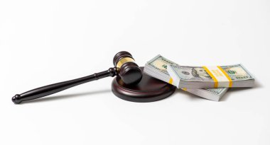 Gavel grev yapıyor, rüşvet planı mahkemede başarısız oluyor. Tokmak kararı doğruladığı için rüşvet parası ortaya çıkıyor. Gavel adaleti hakemlikteki rüşveti engelliyor. Tokmak kararından önce rüşvetler yargıcı kışkırtır.