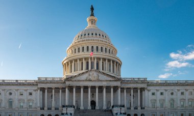 Capitol Kubbesi ünlü bir simgedir. Sütunlu Capitol mimarisi. Senato yakınlarındaki meclis binası. Başkentin dış cephesi