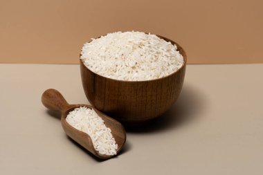 Asgari arkaplanda tahta kasede pirinç. Pirinç ve makro detay. Mısır gevreği için pilav. Pirinç, ürün için izole