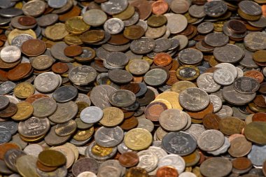 Çoklu para birimli madeni paralar. Zenginliği temsil eden madeni paralar. Küresel dolaşımı gösteren madeni paralar