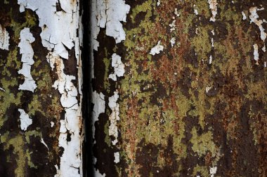 Paslanmış metal yüzeydeki pas dokusu. Demirle kaplanmış paslı arka plan. Paslı metal duvar dokusu ve aşınma noktaları. Sert yüzeyde pas izi var. Soyut pas dokusu arka plan kavramı