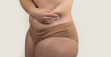 Vücut pozitifliği kavramı ve dokunulmamış deri. Kilo kaybı ve karın yağlı diyet konsepti. Kadın gövdesinde selülit karşıtı cilt konsepti