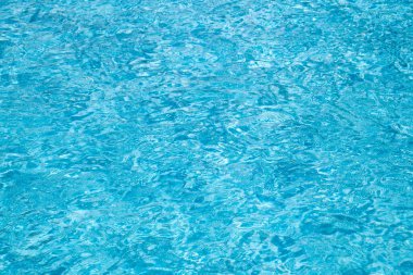 Temiz dokuya sahip su. Şeffaf denizde su. Parlak arka planda su. Sakin dalgalı su