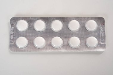 İlaçlar beyazda izole edilmiş. Haplar, ilaçlar, uyuşturucular ve eczane, konsept