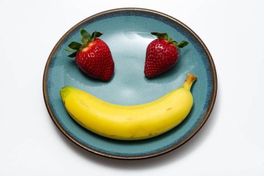 Yaz tatlı meyve muzları ve çilekler. Muzlu çilek. Muz ve çilek arka planı. Taze taze muz ve çilek.