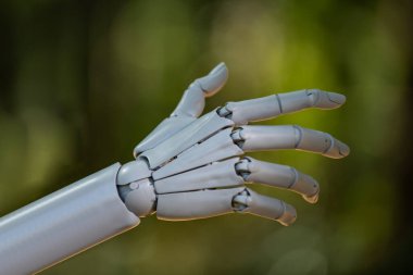 Teknolojiden anlayan robot ve insansı eller. Robot mühendisliği ve otomasyon geleceği. Ai yeniliğiyle makine zekası. Gelecekçi android konsepti