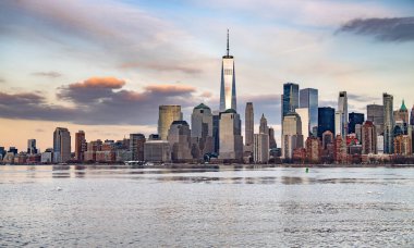 Alacakaranlıkta New York şehrinin silueti. New York Manhattan 'da akşam kuleleri olan bir panorama. Alacakaranlıkta New York şehri manzarası. Günbatımında New York ikonik manzarası