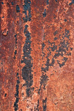 Paslanmış metal yüzeydeki pas dokusu. Demirle kaplanmış paslı arka plan. Paslı metal duvar dokusu ve aşınma noktaları. Sert yüzeyde pas izi var. Soyut pas dokusu arka plan kavramı