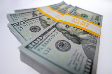 Para 100 dolar. Kağıt konsept üzerine dolar banknotlar halinde para. Beyaz izole edilmiş arka planda dolar desteleri halinde para. Para dolar banknotlarında