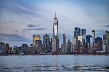 Alacakaranlıktaki New York şehri silüeti. Alacakaranlıkta kuleleri olan New York Manhattan panoraması. Akşam New York şehir merkezinde. Alacakaranlıkta New York ikonik görünümü