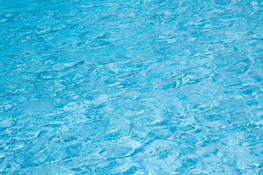 Yaz denizinde su. Parlak yüzeyi olan su. Mavi dokuda su. Soyut dalgalı su