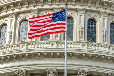 Washington DC 'ye yakın bir Amerikan bayrağı. Amerikan bayrağı cumhuriyet yönetim politikası. Amerikan bayrağı kongre seçimleri. Amerikan bayrağı tarihi sembol