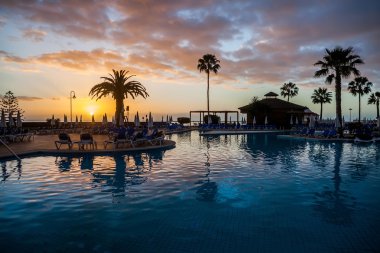 günbatımı üzerinde havuz