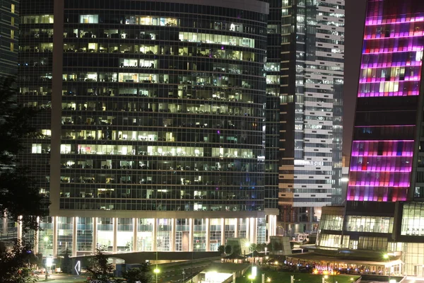 Weergave van het moderne business center's nachts — Stockfoto