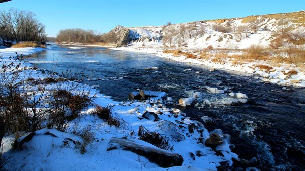 Första frosten och första isen vid floden en klar solig dag — Stockfoto