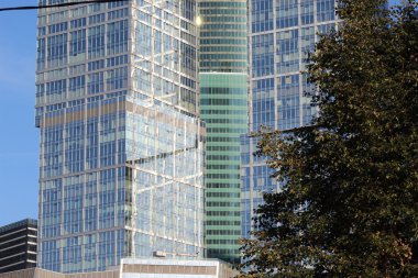 modern şehir yüksek katlı binalar gökyüzüne karşı