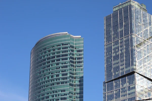 Moderne Hochhäuser gegen den Himmel — Stockfoto