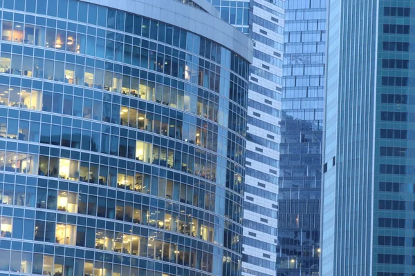 Moderne hoogbouw stad gebouwen tegen de hemel — Stockfoto