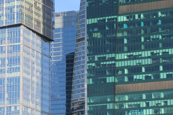 Moderne hoogbouw stad gebouwen tegen de hemel — Stockfoto
