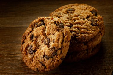 Tahta Masada Ev Yapımı Çikolatalı Kurabiye Yığını